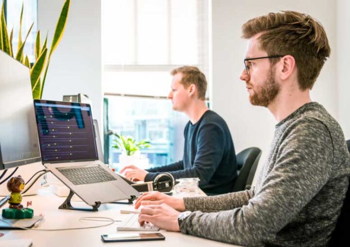 Stop Guessing: Copywriter vs. Social Media Manager – Which Expert Do You Really Need to Start Hitting Sales Targets?